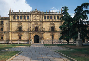 Fachada de la Universidad de Alcalá de Henares © Turespaña